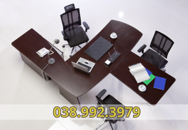 Nhân viên Tuấn Khang vận chuyển dọn sạch bàn ghế văn phòng thanh lý